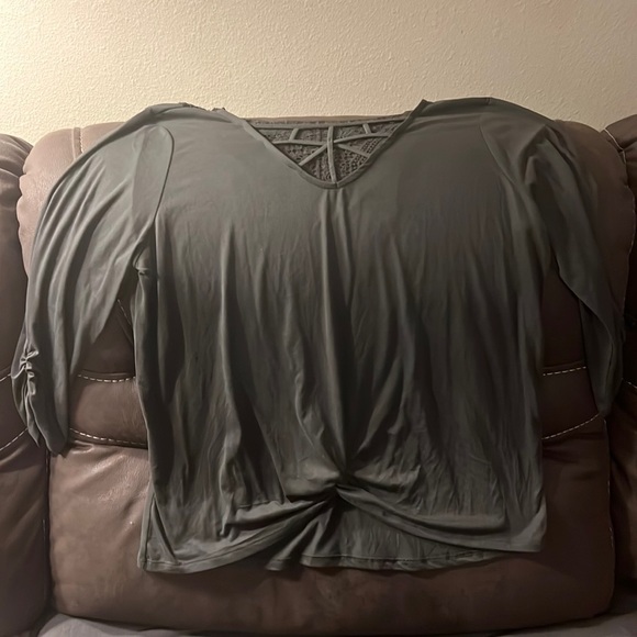 Green long sleeve shirt with lace - Picture 1 of 3